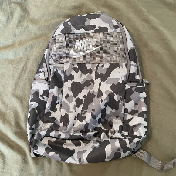 nike 2.0 backpack camo Classic Fuel Pack Lunch Bag - Green Large main compartment and side pockets give you plenty of storage space Nike Brasilia Extra Large Olive